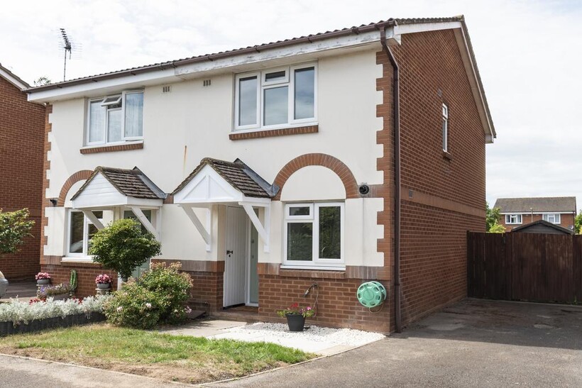 Marshall Place, New Haw KT15 2 bed semi-detached house to rent - £1,750 pcm (£404 pw)