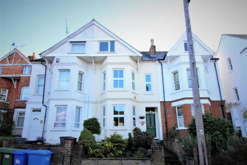 York Road, Hampshire GU11 1 bed in a house share to rent - £545 pcm (£126 pw)