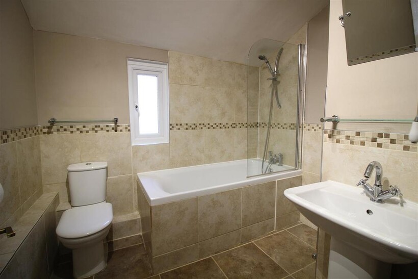 York Road, Hampshire GU11 1 bed in a house share to rent - £545 pcm (£126 pw)