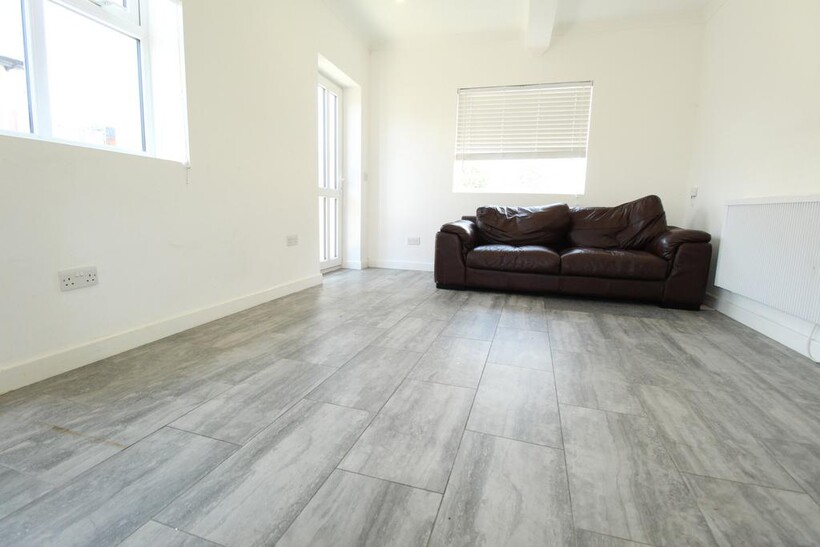 Aldborough Road South, Seven Kings... 1 bed flat to rent - £1,395 pcm (£322 pw)