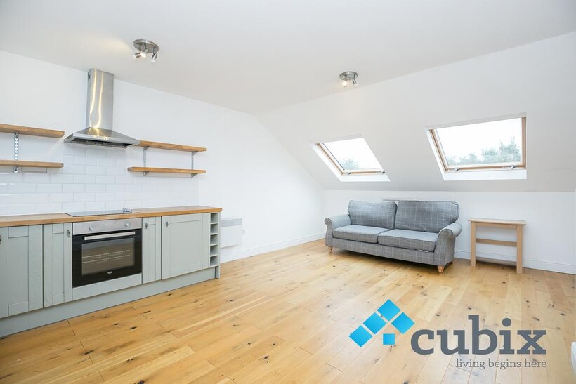 Surrey Square, London SE17 3 bed flat to rent - £3,350 pcm (£773 pw)