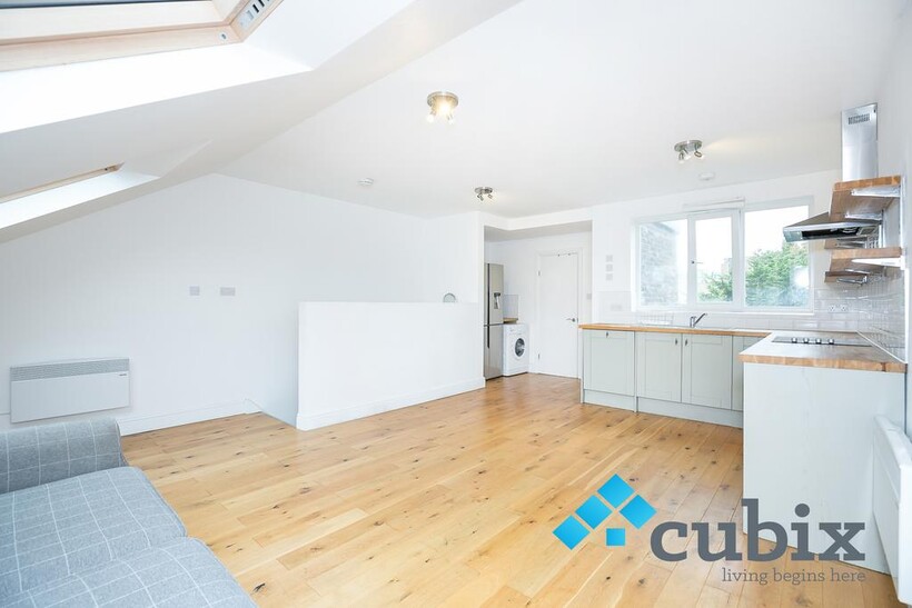 Surrey Square, London SE17 3 bed flat to rent - £3,350 pcm (£773 pw)