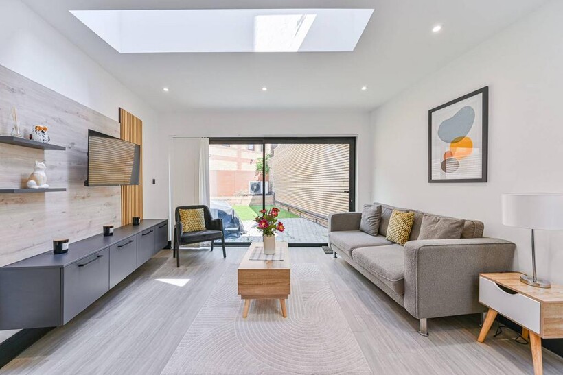 Laurie Grove, New Cross, London, SE14 3 bed terraced house to rent - £3,300 pcm (£762 pw)