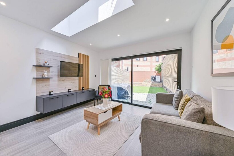 Laurie Grove, New Cross, London, SE14 3 bed terraced house to rent - £3,300 pcm (£762 pw)