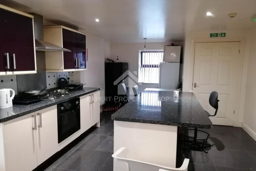 *AVAILABLE NOW*Room 6.  Carlton Road... 1 bed in a house share to rent - £375 pcm (£87 pw)