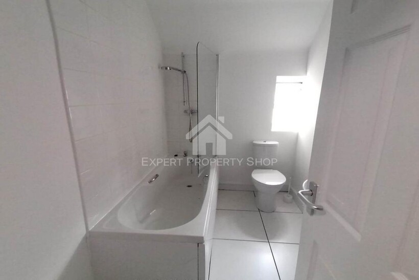 *AVAILABLE NOW*Room 6.  Carlton Road... 1 bed in a house share to rent - £375 pcm (£87 pw)