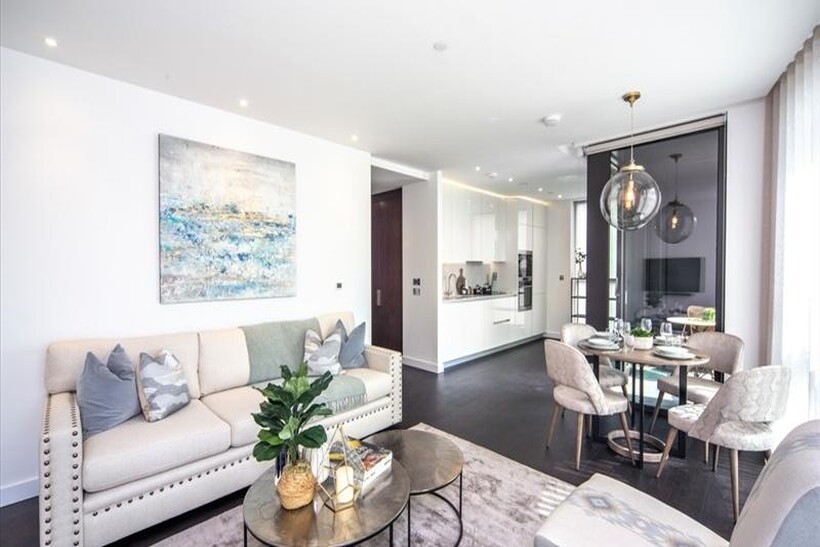 Charles Clowes Walk, London SW11 2 bed property to rent - £4,637 pcm (£1,070 pw)