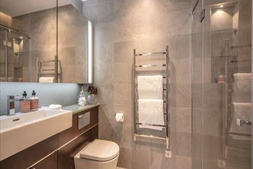 Charles Clowes Walk, London SW11 2 bed property to rent - £4,637 pcm (£1,070 pw)