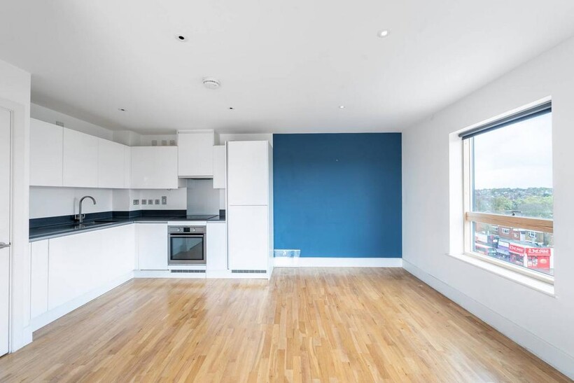 DERRY COURT, Streatham, London, SW16 2 bed flat to rent - £2,070 pcm (£478 pw)