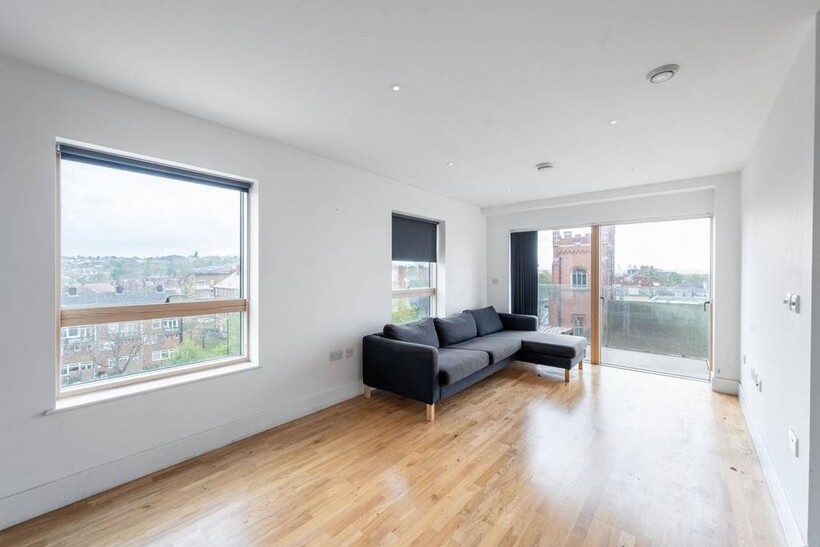 DERRY COURT, Streatham, London, SW16 2 bed flat to rent - £2,070 pcm (£478 pw)
