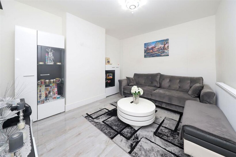 Candover Close, Harmondsworth, West... 3 bed maisonette to rent - £2,350 pcm (£542 pw)