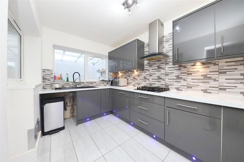 Candover Close, Harmondsworth, West... 3 bed maisonette to rent - £2,350 pcm (£542 pw)