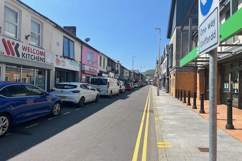 Hannah Street, Porth CF39 Retail property (high street) to rent - £708 pcm (£163 pw)