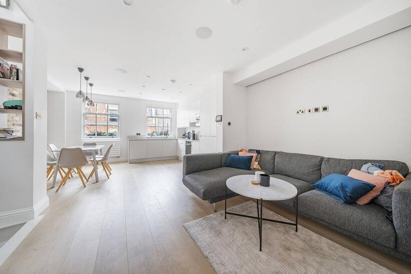 Windmill Street, Fitzrovia, London, W1T 3 bed flat to rent - £9,533 pcm (£2,200 pw)