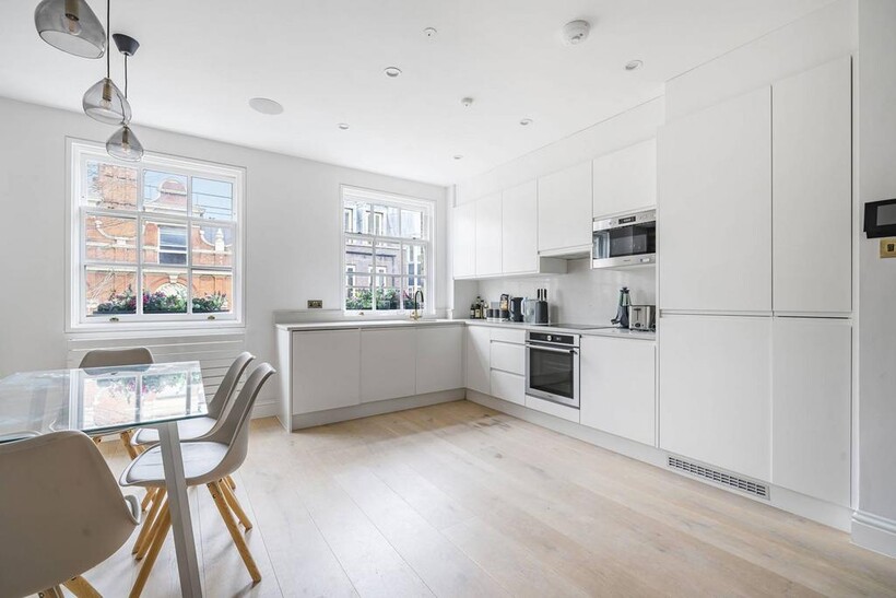 Windmill Street, Fitzrovia, London, W1T 3 bed flat to rent - £9,533 pcm (£2,200 pw)