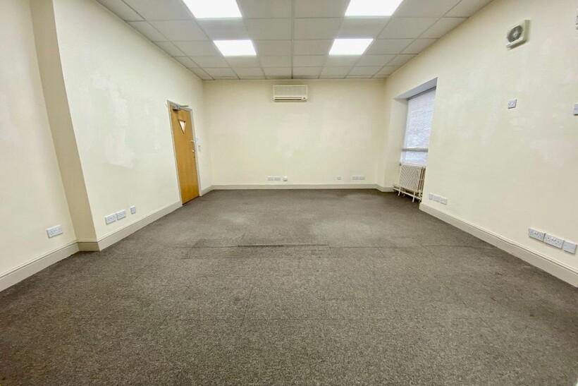 Fowler Road, Hainault Property to rent - £958 pcm (£221 pw)