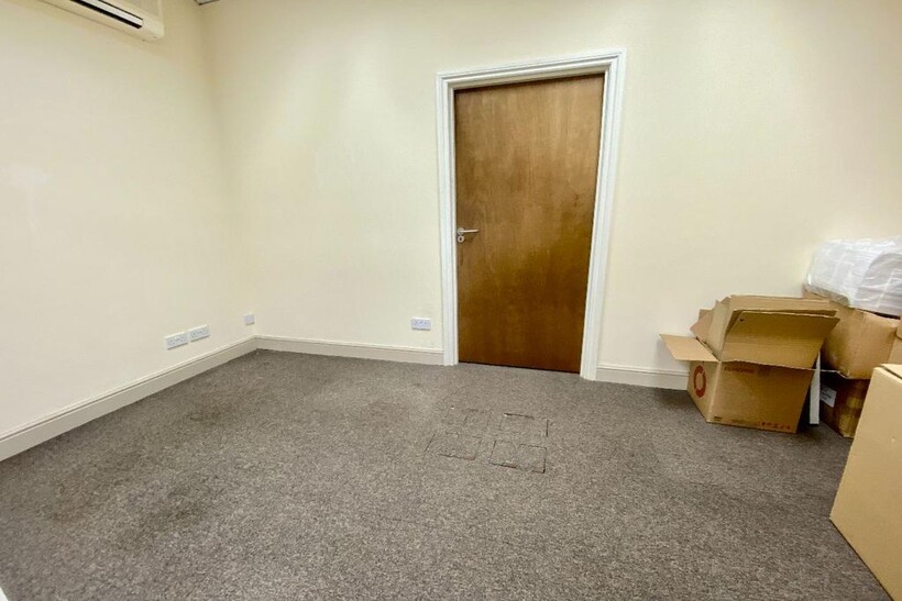 Fowler Road, Hainault Property to rent - £958 pcm (£221 pw)