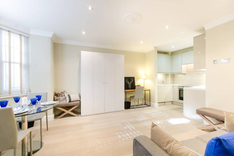 Lexham Gardens, Kensington, London, W8 Maisonette to rent - £1,842 pcm (£425 pw)