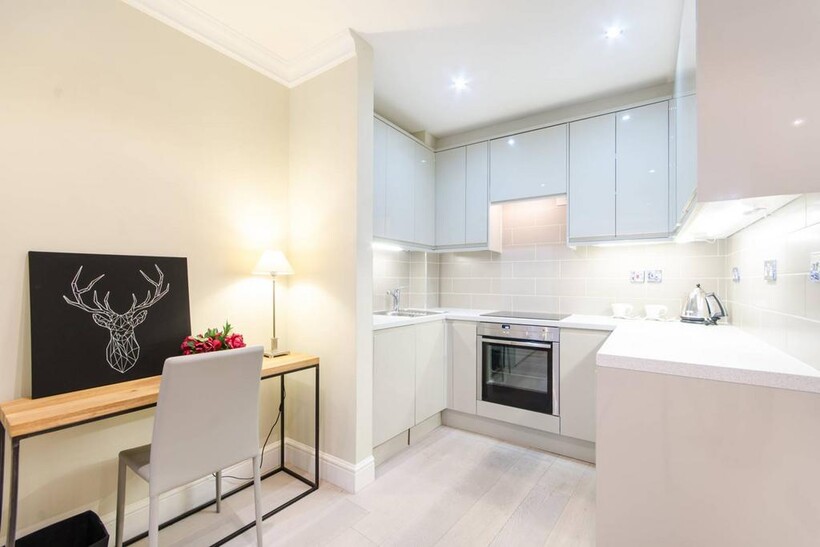 Lexham Gardens, Kensington, London, W8 Maisonette to rent - £1,842 pcm (£425 pw)