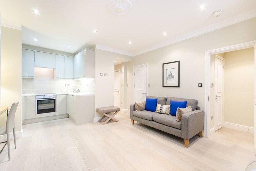Lexham Gardens, Kensington, London, W8 Maisonette to rent - £1,842 pcm (£425 pw)