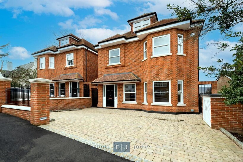 Carroll Hill, Loughton IG10 5 bed detached house to rent - £8,750 pcm (£2,019 pw)