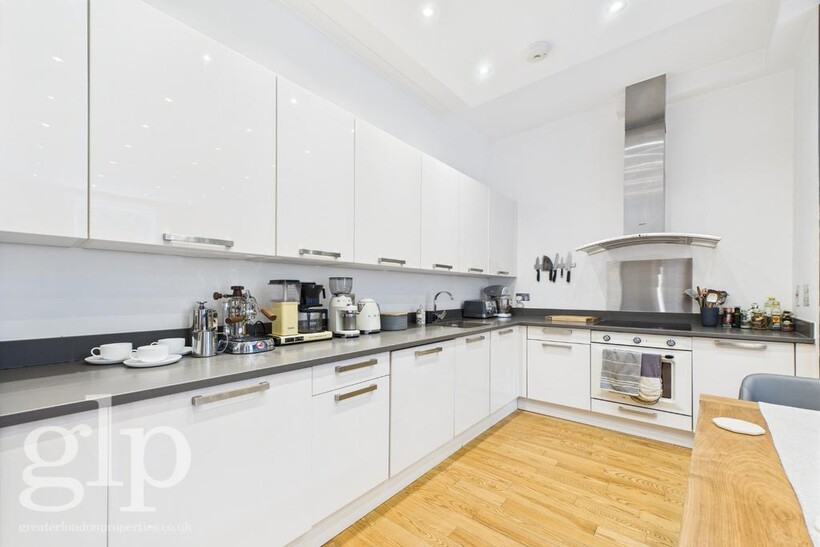 Bloomsbury Square, Bloomsbury, WC1A 3 bed apartment to rent - £4,398 pcm (£1,015 pw)