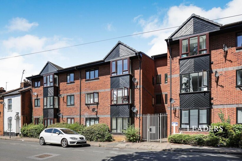 Rochester Court, Oakley Street, NN1 3EP 2 bed flat to rent - £1,000 pcm (£231 pw)