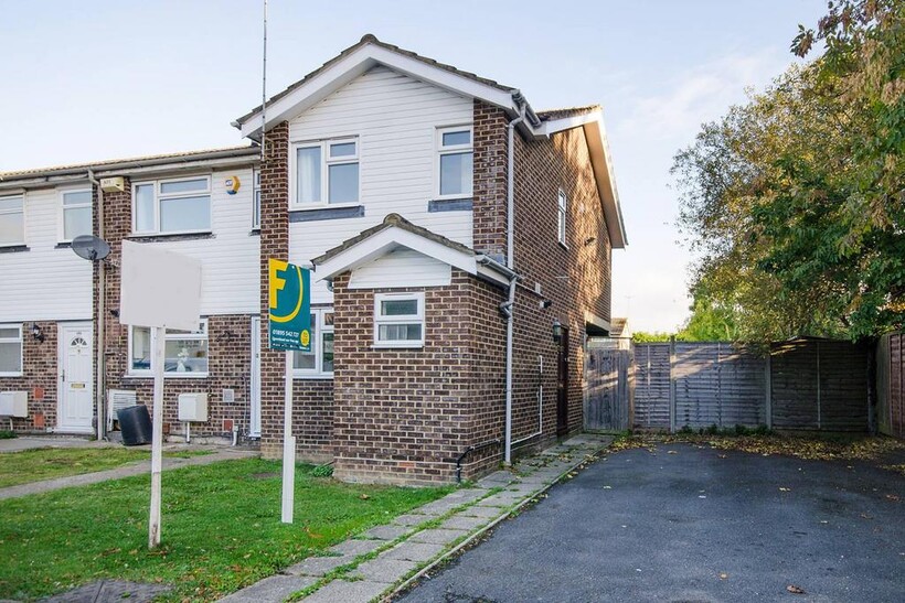 Ladygate Lane, Ruislip, HA4 2 bed house to rent - £1,800 pcm (£415 pw)