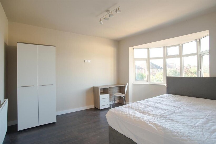 *£120pppw Excl Bills* Pelham... 6 bed detached house to rent - £3,128 pcm (£722 pw)