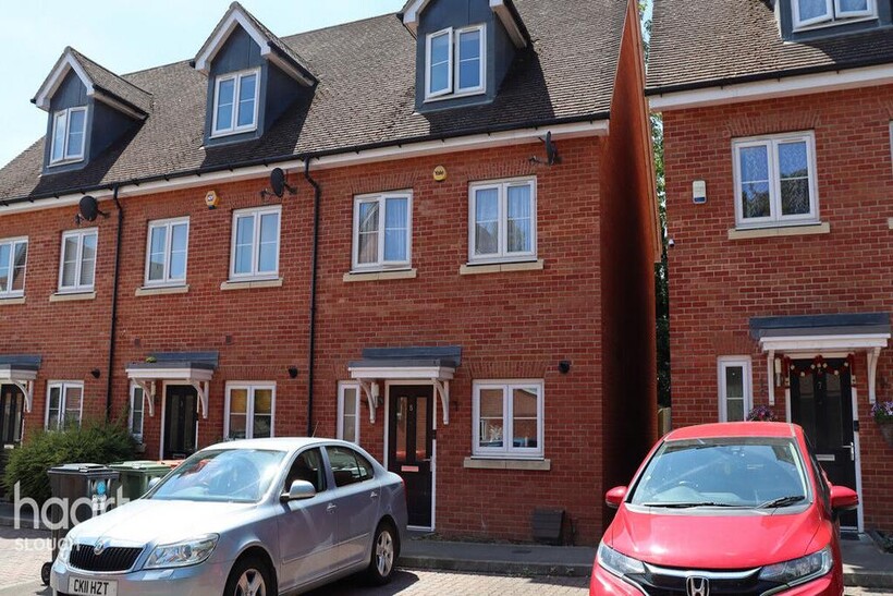 Denton Way, Slough 3 bed terraced house to rent - £2,250 pcm (£519 pw)