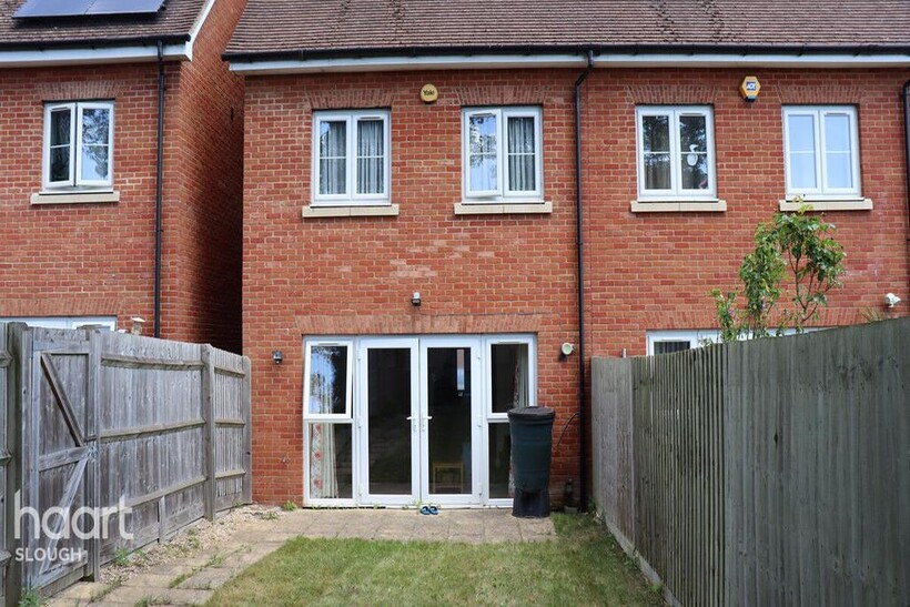 Denton Way, Slough 3 bed terraced house to rent - £2,250 pcm (£519 pw)
