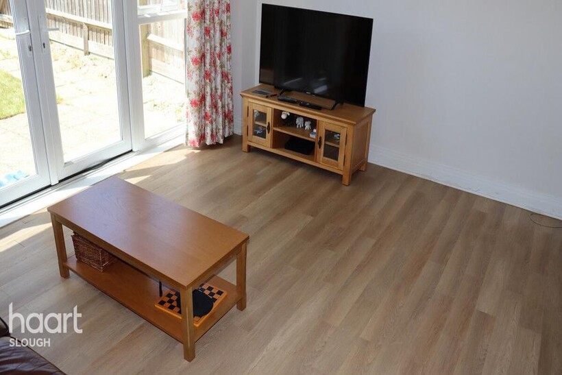 Denton Way, Slough 3 bed terraced house to rent - £2,250 pcm (£519 pw)