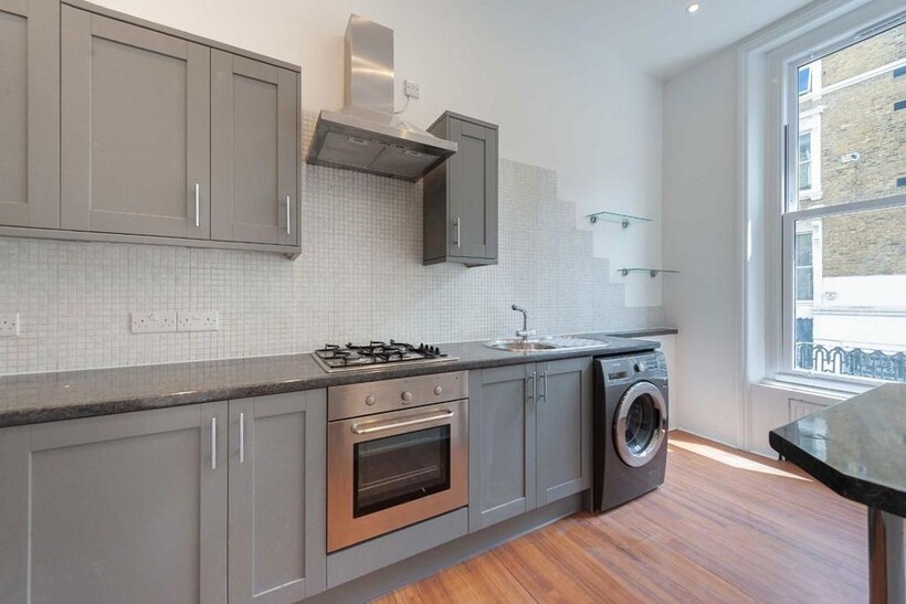 Campden Hill Road, London W8 2 bed flat to rent - £2,899 pcm (£669 pw)