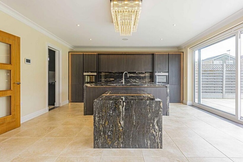 Blakes Avenue, New Malden KT3 7 bed detached house to rent - £9,750 pcm (£2,250 pw)