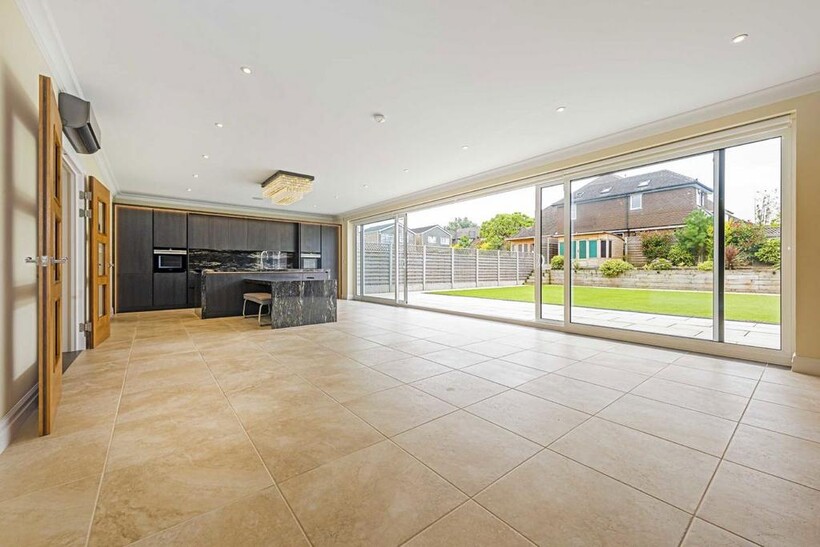 Blakes Avenue, New Malden KT3 7 bed detached house to rent - £9,750 pcm (£2,250 pw)