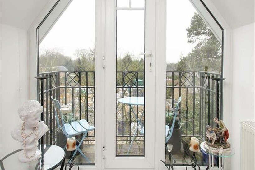 High Road, Bushey WD23 2 bed penthouse to rent - £2,750 pcm (£635 pw)