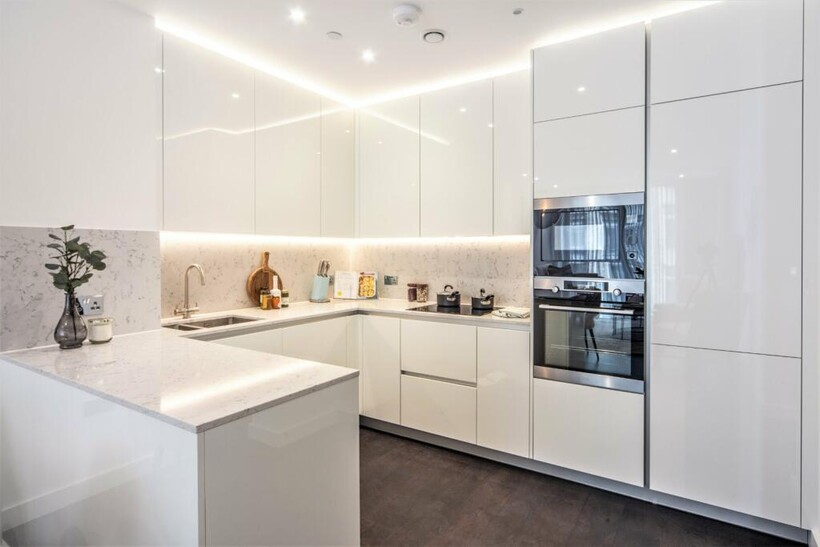 Charles Clowes Walk, London SW11 2 bed apartment to rent - £4,658 pcm (£1,075 pw)