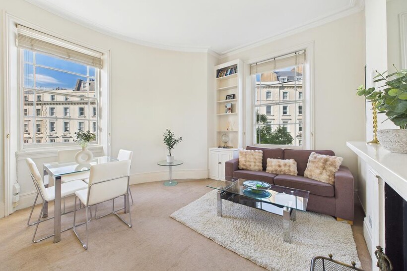 St. Georges Square, Pimlico, London... 1 bed apartment to rent - £2,250 pcm (£519 pw)