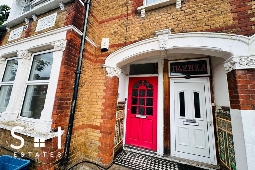 Standard Road, Hounslow, TW4 7AS 2 bed terraced house to rent - £1,999 pcm (£461 pw)