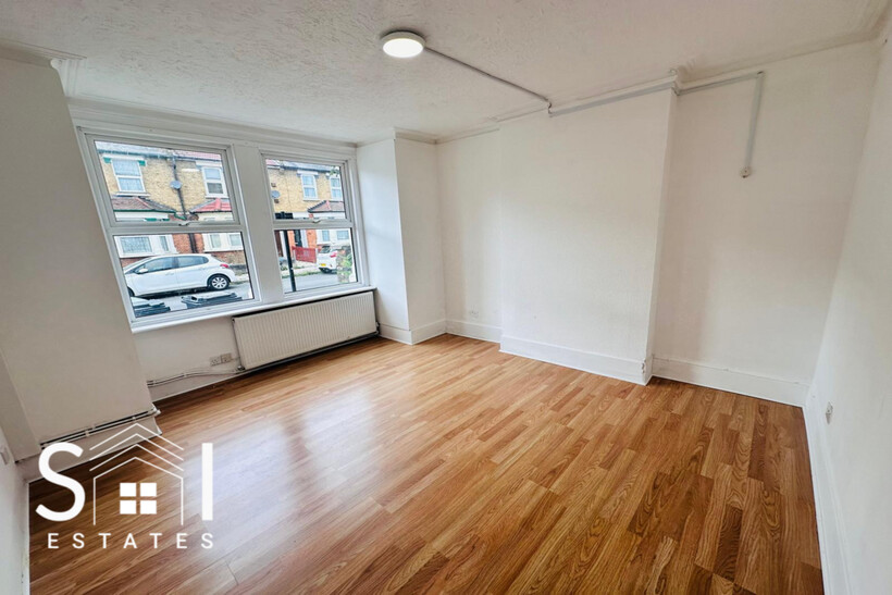 Standard Road, Hounslow, TW4 7AS 2 bed terraced house to rent - £1,999 pcm (£461 pw)