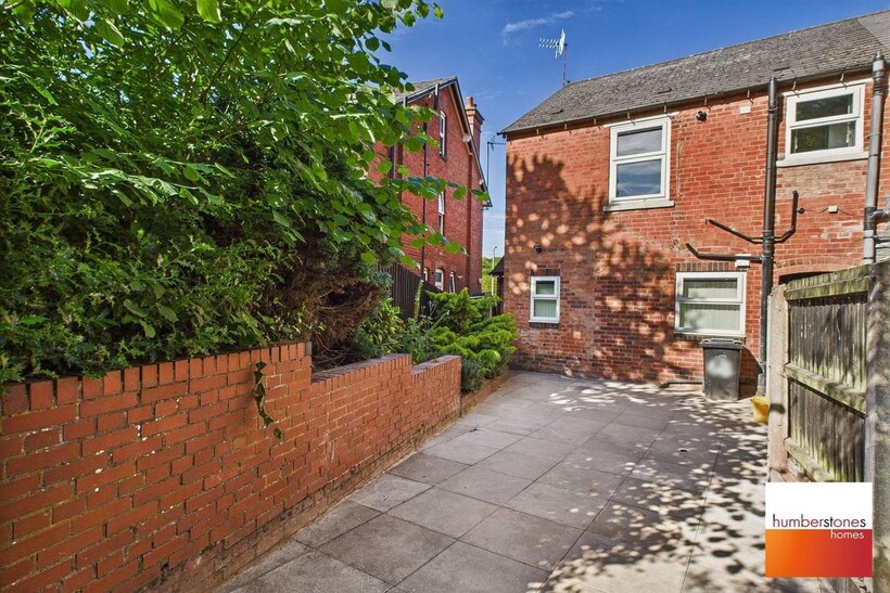 Grammar School Lane, Halesowen, West... 1 bed flat to rent - £785 pcm (£181 pw)