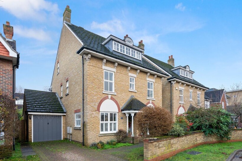Hayward Road, Thames Ditton, KT7 5 bed detached house to rent - £3,950 pcm (£912 pw)