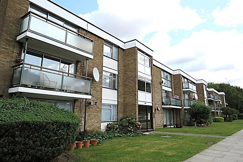 Wheatlands, Hounslow TW5 2 bed flat to rent - £1,950 pcm (£450 pw)