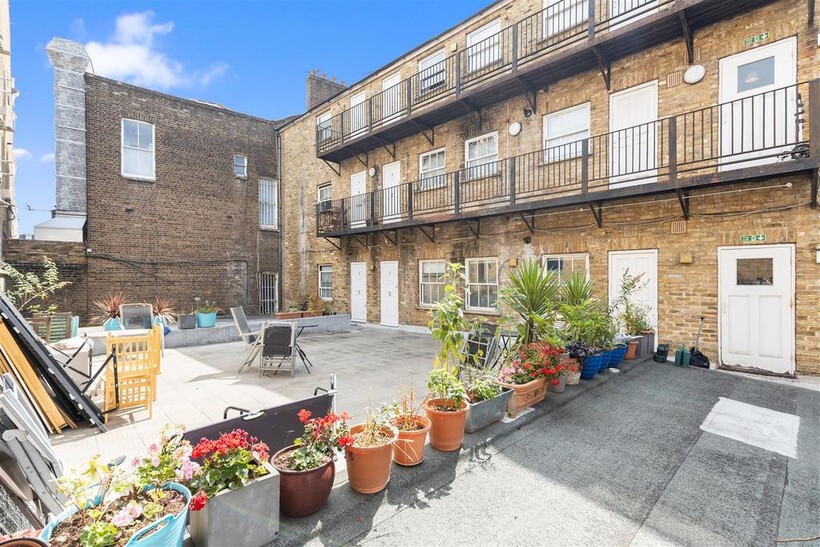 Portobello Road, Notting Hill W11 1 bed apartment to rent - £1,725 pcm (£398 pw)