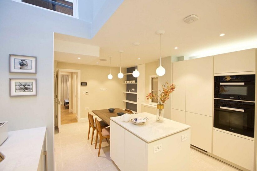 Glebe Place, London SW3 4 bed terraced house to rent - £11,483 pcm (£2,650 pw)