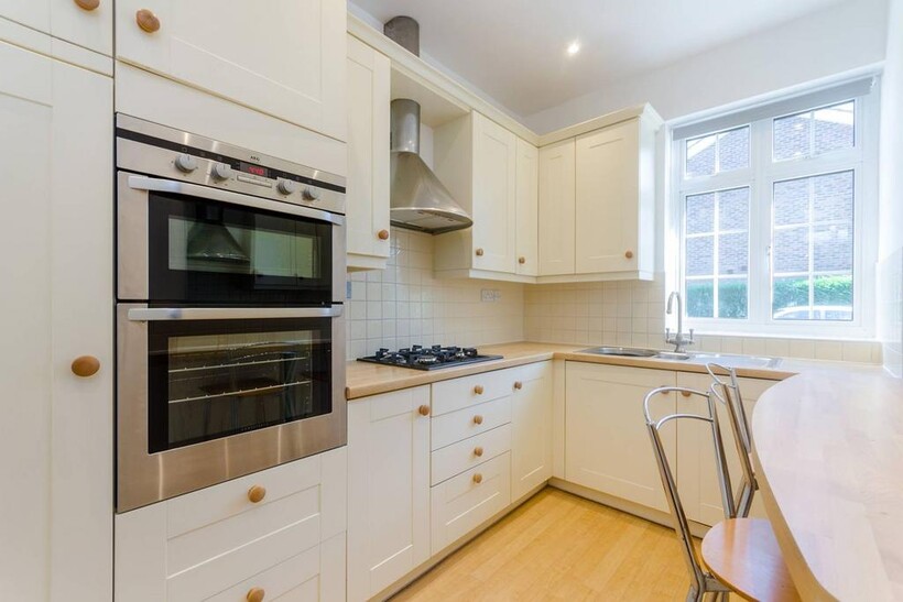 Kingston Hill, Kingston Hill... 3 bed bungalow to rent - £4,600 pcm (£1,062 pw)