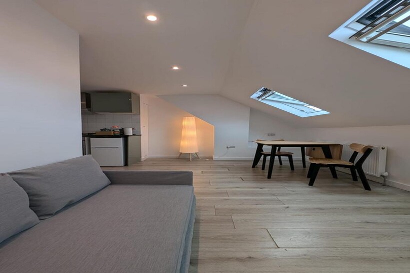 Garratt Lane, London SW17 1 bed flat to rent - £1,700 pcm (£392 pw)