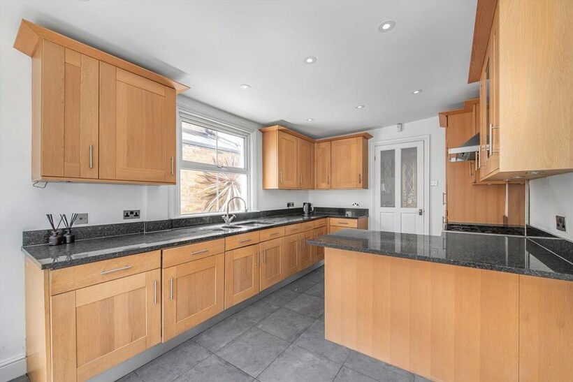Amyand Park Road, Twickenham TW1 5 bed terraced house to rent - £3,995 pcm (£922 pw)