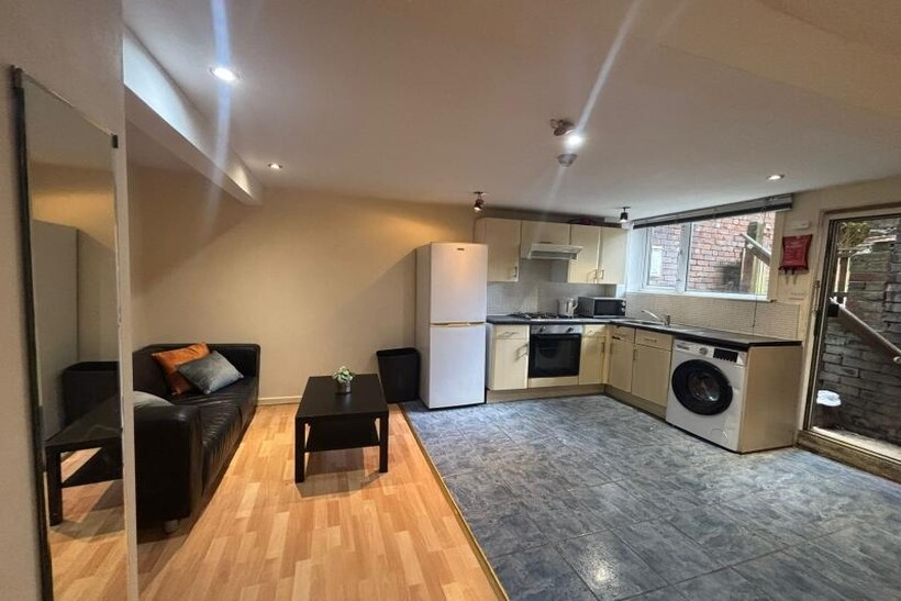 Burley Road, Leeds LS4 1 bed end of terrace house to rent - £925 pcm (£213 pw)