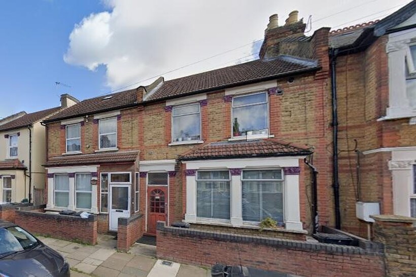 Standard Road, Hounslow TW4 2 bed flat to rent - £2,195 pcm (£507 pw)